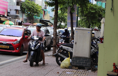 Chạy xe trên vỉa hè, 30 chủ xe máy ở TP HCM nhận giấy phạt nguội tại nhà