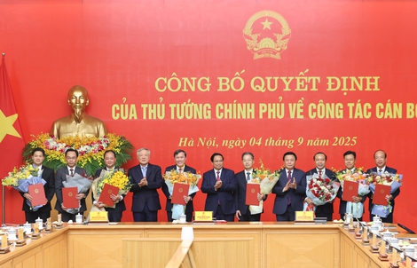 Thủ tướng trao quyết định bổ nhiệm lãnh đạo 8 bộ, cơ quan