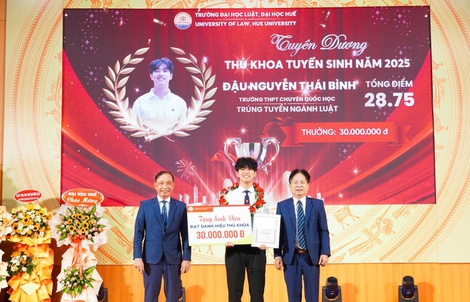 Hành động đẹp của nam thủ khoa Trường ĐH Luật Huế
