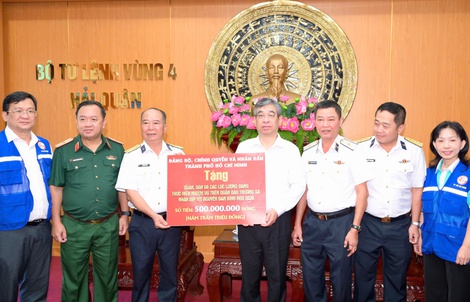 Lãnh đạo TPHCM thăm cán bộ, chiến sĩ và nhân dân trên quần đảo Trường Sa