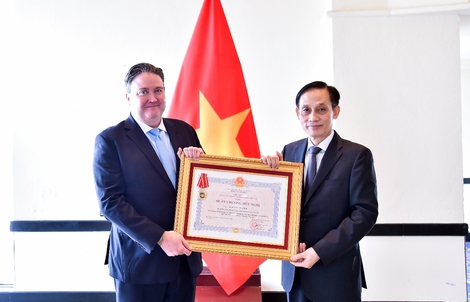 Bộ trưởng Ngoại giao Lê Hoài Trung trao Huân chương Hữu nghị cho Đại sứ Mỹ Marc Knapper