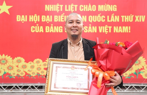 Hoạ sĩ Lê Hữu Hiếu chia sẻ vinh dự được nhận Bằng khen của TPHCM