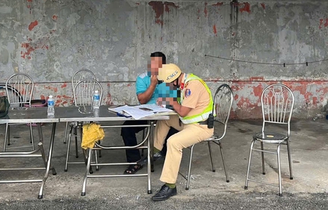 Chốt chặn đo nồng độ cồn ở Bến xe Miền Tây: Tài xế nhậu từ đêm trước vẫn vi phạm