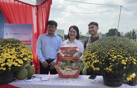 CLIP: Nữ bí thư xã cùng TikToker livestream bán cúc mâm xôi nở sớm cho nhà vườn