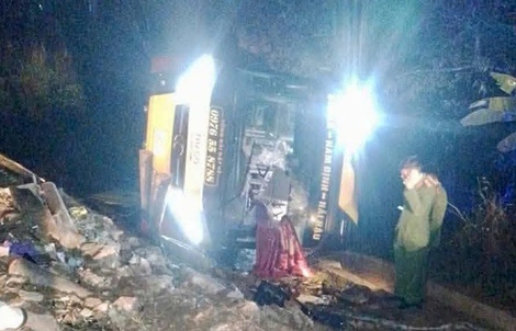 Xe khách lao xuống cống, lật nghiêng khiến 4 người tử vong
