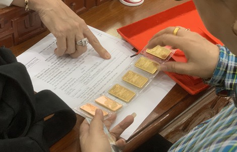 Giá vàng thế giới liên tục biến động, vì sao giá vàng trong nước vẫn "đi ngang"?