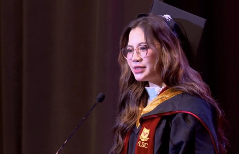Tân khoa 40 tuổi bật khóc trong ngày tốt nghiệp