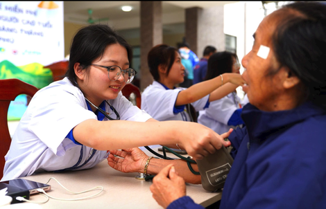 Khám chữa bệnh miễn phí cho 2.500 người dân