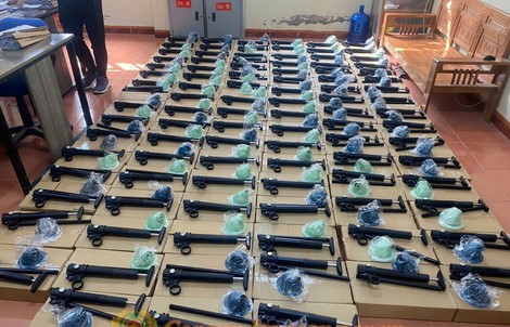 Phát hiện 320 khẩu súng quân dụng giấu tại một kho hàng