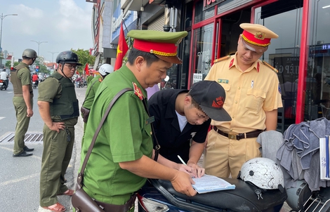 Xử lý nhiều hàng quán, người dân lấn chiếm vỉa hè, lòng đường Lê Văn Việt, TPHCM