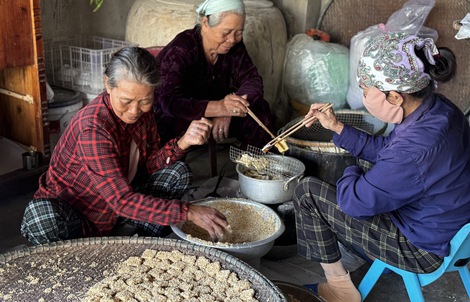 Người phụ nữ 66 tuổi giữ lửa bánh khô mè Quan Châu
