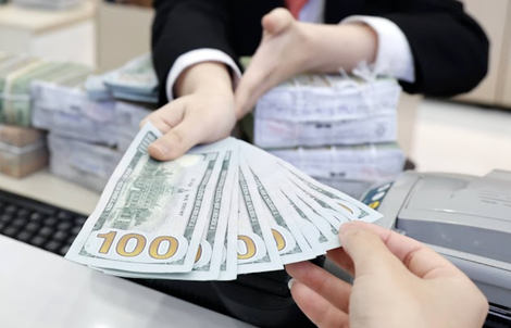 Người dân lưu ý đổi USD đúng chỗ để tránh bị phạt nặng theo quy định mới