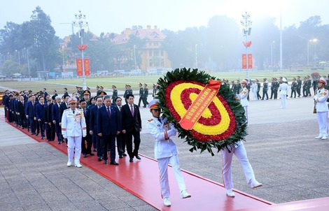 Hình ảnh Đại biểu dự Đại hội XIV vào Lăng viếng Chủ tịch Hồ Chí Minh