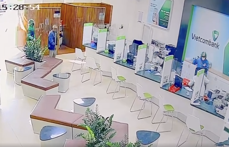 CLIP: Vừa xảy ra vụ cướp ngân hàng táo tợn tại Gia Lai