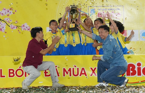 Trung tâm bóng đá Đăng Phúc và Châu Ngọc Quang lan tỏa yêu thương