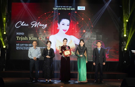 Tiến sĩ - NTK Quỳnh Paris trao giải “Nghệ sĩ có trái tim nhân ái vì cộng đồng 2025”