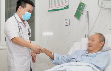 Người đàn ông đổ gục trên sân khi đang chơi tennis