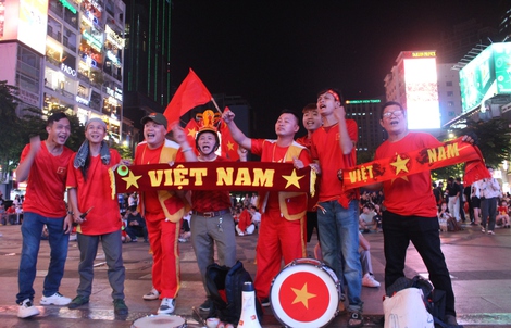 TPHCM: Phố đi bộ Nguyễn Huệ "rực lửa", tiếp sức cho U23 Việt Nam