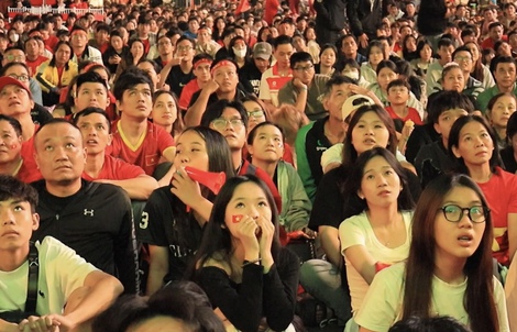 Gương mặt thẫn thờ của cổ động viên TP HCM khi U23 Việt Nam nhận thất bại không ngờ