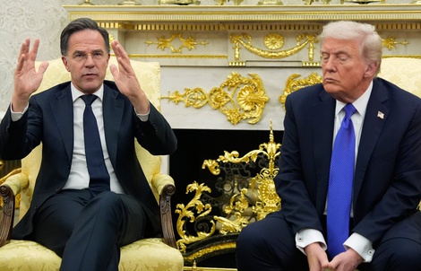 Ông Donald Trump công bố tin nhắn của tổng thống Pháp, tổng thư ký NATO lên mạng