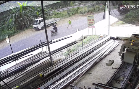 VIDEO: Xe máy chở ba người lao thẳng vào CSGT, một thượng úy bị thương nặng