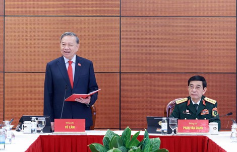 Đại biểu làm việc tại Đoàn, thảo luận các Văn kiện Đại hội XIV của Đảng