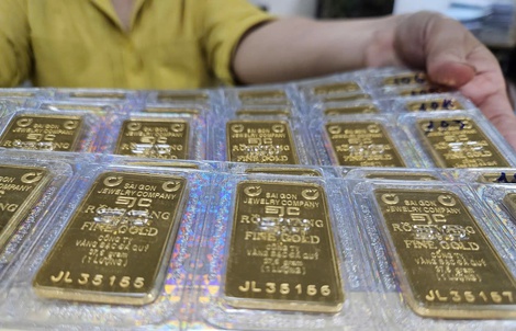 Sáng 20-1, giá vàng miếng SJC 165 triệu đồng/lượng vẫn khan hiếm, không dễ mua