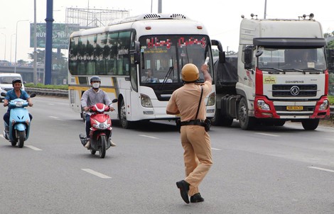 Thông tin TPHCM ngày 21-1: 3 khu vực CSGT chú trọng; 138 xe máy bị phạt nguội do leo vỉa hè