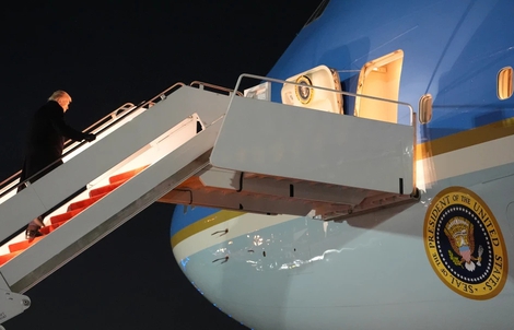 Máy bay chở Tổng thống Donald Trump gặp sự cố, quay trở lại căn cứ