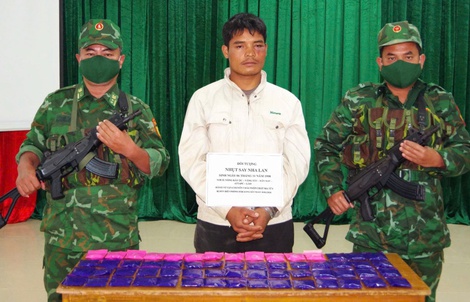 Bắt đối tượng người Lào chuyển 12.087 viên ma túy vào Việt Nam
