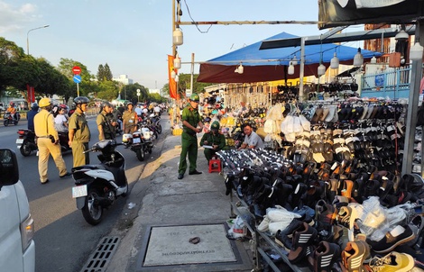 TPHCM: Lập lại trật tự lòng đường, vỉa hè ở đường Phạm Văn Bạch, Tây Thạnh