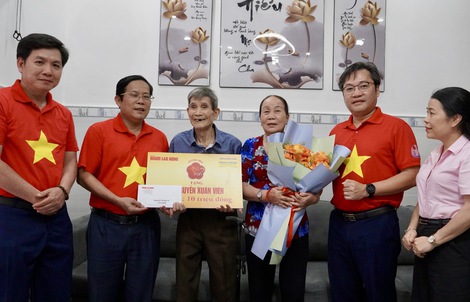 Báo Người Lao Động thăm, tặng quà cựu tù chính trị tại Côn Đảo