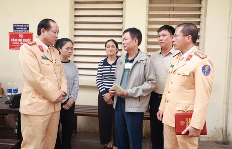 Thăm hỏi thượng úy CSGT bị xe máy chở 3 người tông bị thương khi làm nhiệm vụ