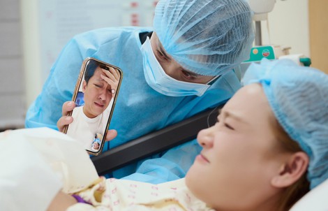 Nhã Phương sinh con thứ ba, Trường Giang bật khóc