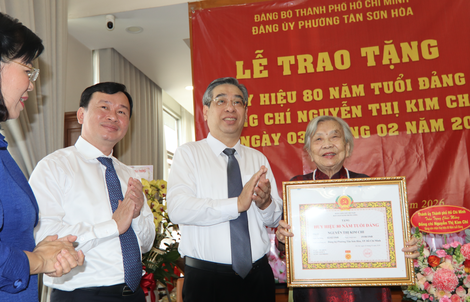Cụ bà 97 tuổi nhận Huy hiệu 80 năm tuổi Đảng