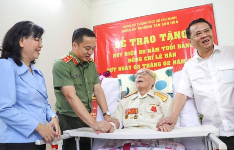 Giám đốc Công an TPHCM trao Huy hiệu Đảng cho đại tá Lê Hãn