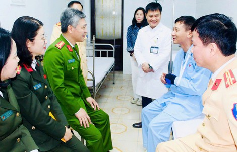 Người đàn ông đi xe máy tông bị thương đại úy CSGT