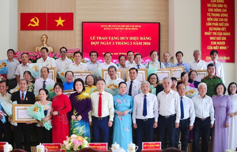 TPHCM: Trao Huy hiệu Đảng cho 29 đảng viên phường Bình Đông