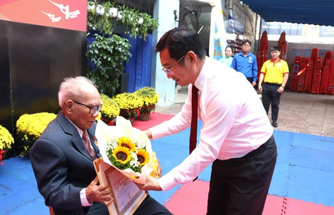 TPHCM: Phường Bình Lợi Trung trao Huy hiệu Đảng cho 45 đảng viên