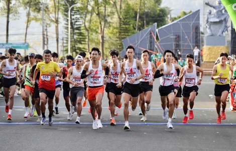 Hoàng Nguyên Thanh lần thứ 10 vô địch Giải việt dã leo núi "Chinh phục đỉnh cao Bà Rá"