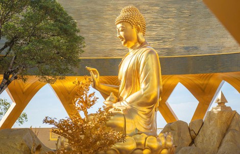 “Giải mã” sắc vàng của Tôn tượng Đức Phật Câu Na Hàm Mâu Ni trên núi Bà Đen
