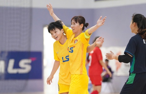 Thái Sơn Nam bất ngờ gục ngã, Thùy Trang ghi bàn từ giữa sân