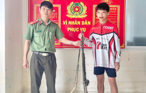 Một học sinh lớp 9 tới công an giao nộp 2 khẩu súng