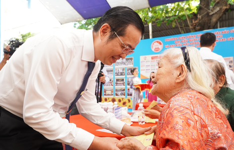 Gần 1.000 đại biểu dự họp mặt mừng Đảng, mừng xuân của phường Diên Hồng