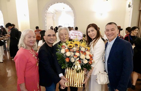 Nhạc sĩ Đức Trí đến "Mai Vàng" và cái ôm chúc mừng thầy - nhạc sĩ Cao Văn Lý