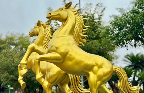 Linh vật ngựa mạnh mẽ tung vó tại Lạng Sơn trước thềm tết Bính Ngọ
