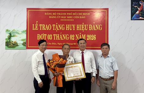 Trao Huy hiệu 60 năm tuổi Đảng cho đảng viên tại Côn Đảo