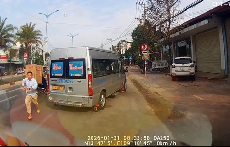 Gia Lai: Tài xế xe khách bị đồng nghiệp chặn đường, hành hung giữa phố