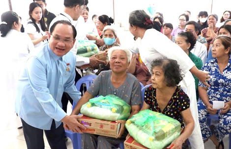 TPHCM: Tặng quà cho người nghèo, neo đơn dịp Tết Nguyên đán 2026