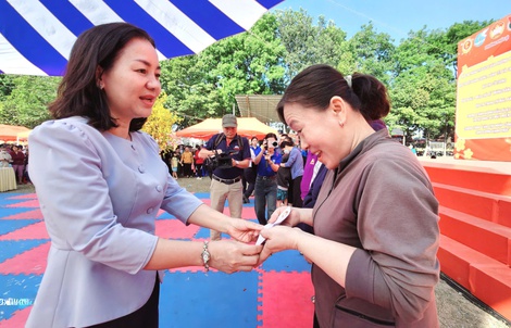 Hình ảnh “Tết đến sớm” ở phường Phú Lợi, TPHCM 